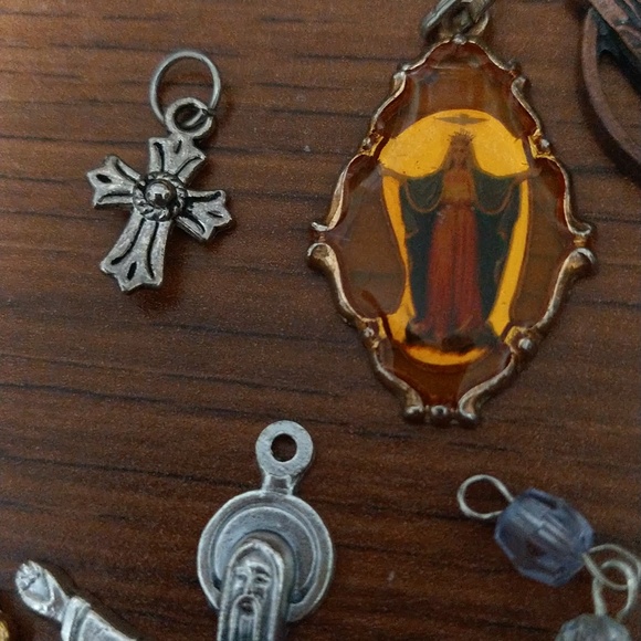 Religious Lot - Picture 4 of 9